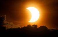 Eclipse parcial do Sol visível na terça-feira em Portugal se tempo deixar