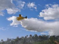 Amaragem de avião que combatia fogo em Castelo Branco provoca danos materiais