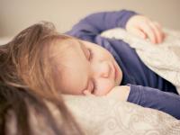 Crianças com sonos irregulares podem desenvolver padrões alimentares menos saudáveis