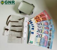 GNR detém homem por tráfico de droga junto a escola