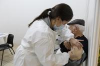 Maiores de 70 anos já podem tomar dose de reforço e vacina da gripe em 