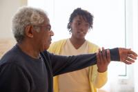 Sensação de ligação e familiaridade na prestação de cuidados de longa duração é crucial para gerir a dor crónica