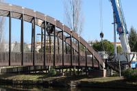 Município retira ponte pedonal de madeira da Alameda da Carvalha