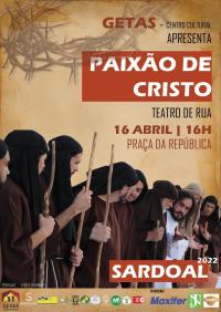 “A Paixão de Cristo” em teatro de rua pelo GETAS
