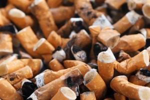 Atirar beatas de cigarros para o chão custa a partir de hoje entre 25 e 250 euros de multa