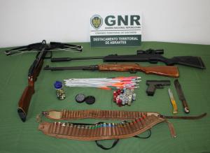 GNR detém homem por posse ilegal de armas
