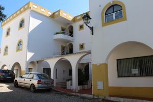 Vila de Rei: Lojas no edifício Rainha Santa Isabel para arrendamento em Hasta Pública