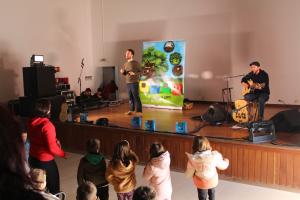 Cantor Filipe Pinto apresentou projeto ‘Planeta Limpo’ às crianças