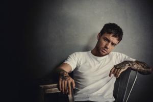 Liam Payne lança novo single: “Bedroom Floor”